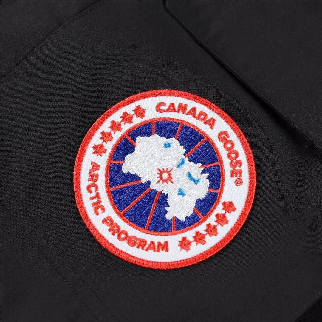 P780 with dust bag) Canada Goose Canada Goose #Expedition expedition parka classic down jacket ➖ Imported 21-count polyester-cotton blended original fabric [last year’s 16-count/18-count hard fabrics have been completely eliminated, this year all use 21-count genuine synchronized fabrics, the soft mid-band feels delicate and textured], genuine synchronized Feather-Light 10D waterproof coated fabric, made of 84.5% polyester fiber and 15.5% cotton, 100% the best feel in the entire network! ➖ The genuine official website is synchronized with the national standard 80 white duck down, you can check the official website customer service, there will never be a series of misleading claims such as 90 down or goose down! ➖ Using the best nylon lining with double double-layer sealing design, velvet-proof No. 7 needle + grid-filled down ready-made garments, there is 100% no so-called velvet running! ➖ The cuffs are designed with thickened seamless threads, and the collar and pockets are lined with top-quality polar fleece to keep you warm and comfortable! ➖ Yoshida YKK provides original custom-made electroplated sliders. YKK two-way lockable zippers are tight and smooth and will not peel off paint! ➖ 3M composite guarantees that the Velcro is the same as the original, durable, and all accessories and hardware are custom-made! ➖ Imported BEHRINGER embroidery machine to customize the 10,000-needle embroidery logo, 98% of which can be reproduced to restore the original logo. You can check and compare on the official website! ➖ The fur collars are all made of large pieces of Western Canadian blue wolf hide, ensuring that each fur collar is 13-15cm wide! 08 models for men and women SIZE: XS S M L XL XXL